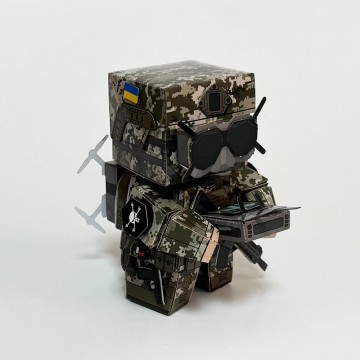 Пілот FPV-дрона з паперу  